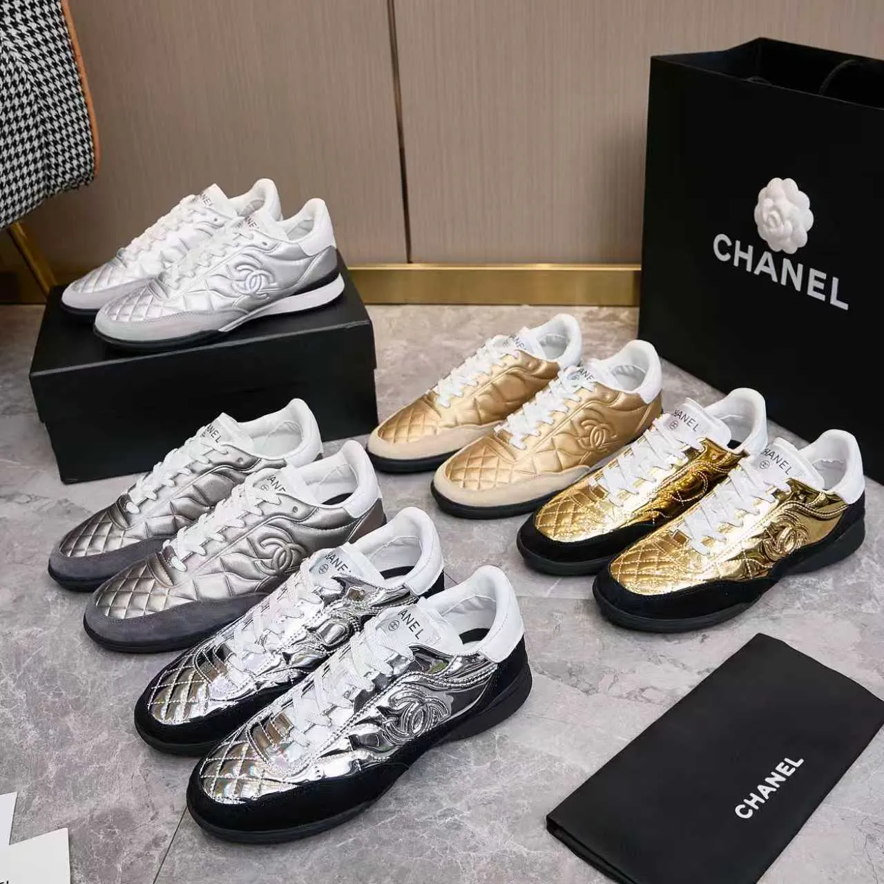 p560 Chanel Chanel - 2025 counter top casual sports shoes This classic design; the upper is electro-embroidered with a variety of craftsmanship; the outsole is fashionable and sporty; the extraordinary inclusion of a variety of color matching elements... The diversified mix and match is very beautiful and versatile, casual, fashionable, sports and outdoor can be taken into account... ꫛꫀꪝ Go➫ Materials: ❶Upper made of: Original imported mixed-breed sheep + craftsmanship ❷Inner uses: Original imported breathable sheepskin ❸ Outsole based on: Original TPU outsole Counter boutique packaging complete set Female 35–41 Male 39-45